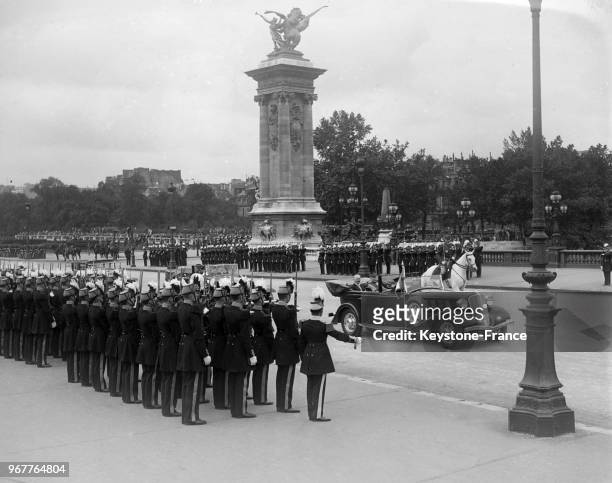 Le Président Lebrun arrive dans sa voiture découverte pour assister au défilé à Paris, France le 14 juillet 1934.