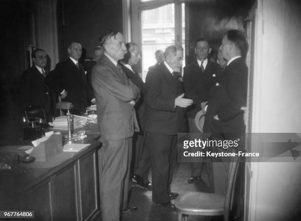 Charles Maurras assiste à une perquisition dans son bureau de l'Action française après l'agression sur Leon Blum, à Paris, France le 14 février 1936.
