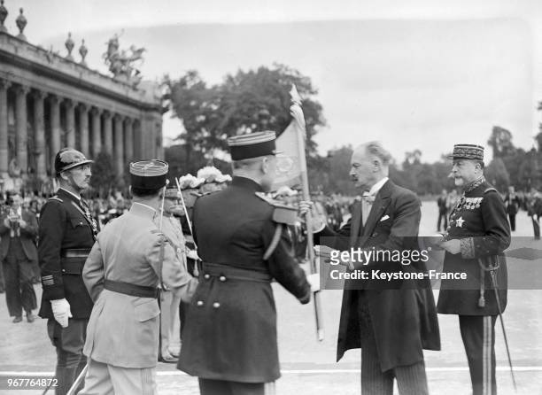Le Président Lebrun passe le drapeau, à Paris, France le 14 juillet 1934.