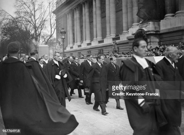 Le cortège funèbre des victimes de la catastrophe de l''Emeraude' arrivant au Grand Palais, on reconnait de gauche à droite Messieurs Chautemps et...