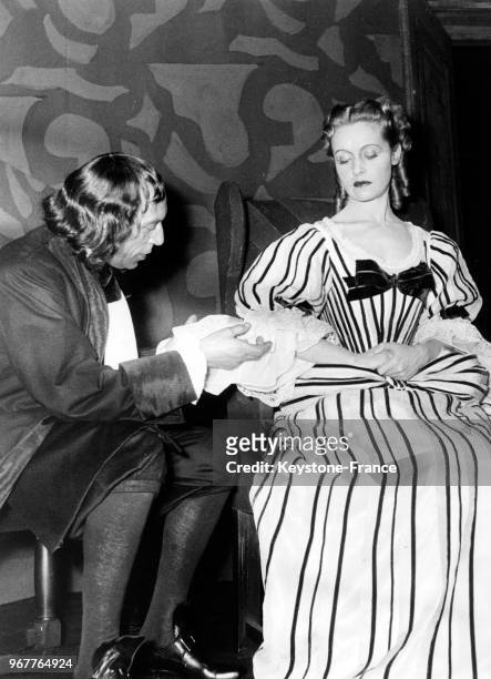Le comédien Louis Jouvet dans le rôle de Tartuffe et le comique Fernand René travesti en Madame Pernelle lors de la première de Tartuffe de Molière...