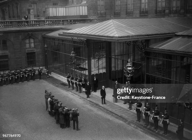 Le Roi de Grèce arrivant à l'Elysée pose pour les photographes, à Paris, France le 16 novembre 1935.