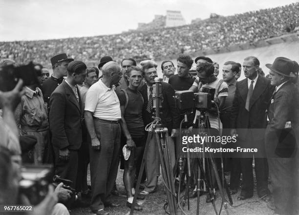 Le cycliste belge Romain Maes, vainqueur du Tour de France 1935, parle au micro après son arrivée à Paris, France le 28 juillet 1935.