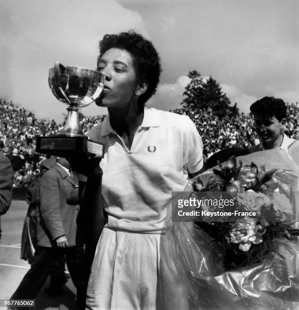 La finaliste Althea Gibson embrassant sa coupe, au stade Roland-Garros à Paris, France le 26 mai 1956.