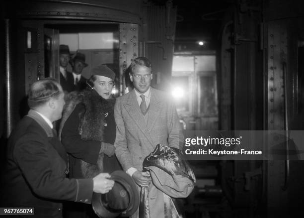 Le duc et la duchesse de Kent à leur descente de train à la Gare d'Orsay à Paris, France le 13 avril 1935.