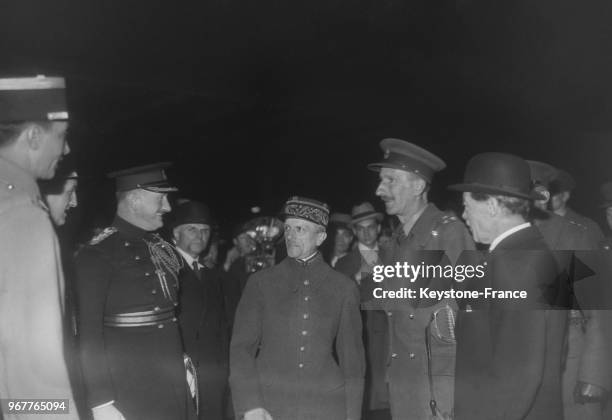 Leur arrivée à la Gare de l'Est, de gauche à droite, le général Loizeau venu accueillir les trouples anglaises, le général Priestman, commandant le...