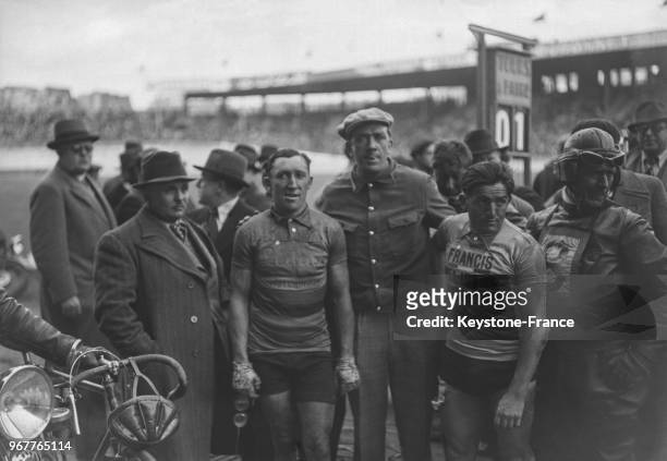 Le cycliste belge Edgard De Caluwé gagnant de la course cycliste derrière motos Bordeaux-Paris, à Paris, France le 19 mai 1935.