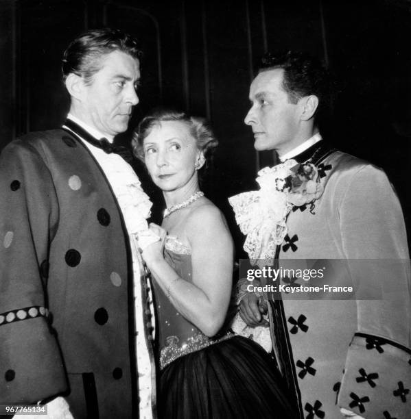 Jean Servais, Madeleine Renaud et Jean-Louis Barrault sur la scène du théâtre Marigny, à Paris, France le 26 octobre 1950.