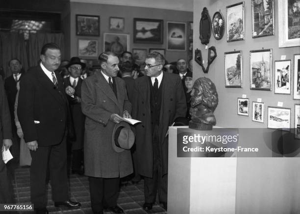 Le directeur général de l'administration des chemins de fer, Monsieur Raoul Dautry pendant sa visite au Salon de l'Association artistiques des...