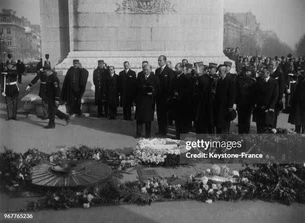 Le Roi de Grèce se receuille devant la tombe du Soldat inconnu sous l'Arc de Triomphe, à Paris, France le 15 novembre 1935.