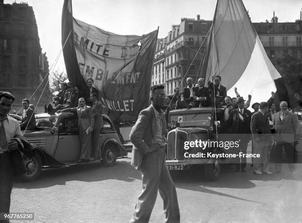 Manifestation du Front populaire à la Bastille avec d'une part Maurice Thorez, Paul Vaillant-Couturier et Henri Barbusse et, d'autre part, Le Tort,...