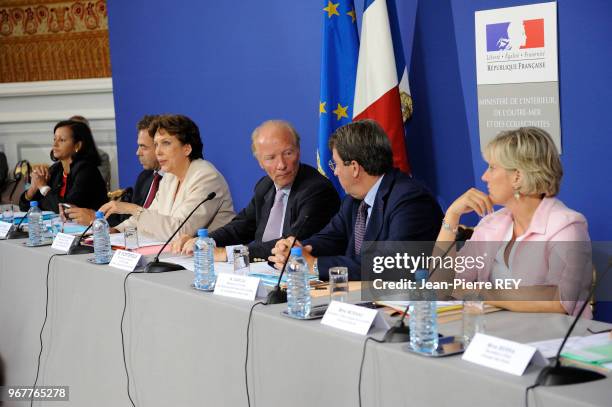 La ministre de la Santé Roselyne Bachelot rassemblait sept ministres ou secrétaires d'Etat du gouvernement place Beauvau dont Brice Hortefeux, Luc...