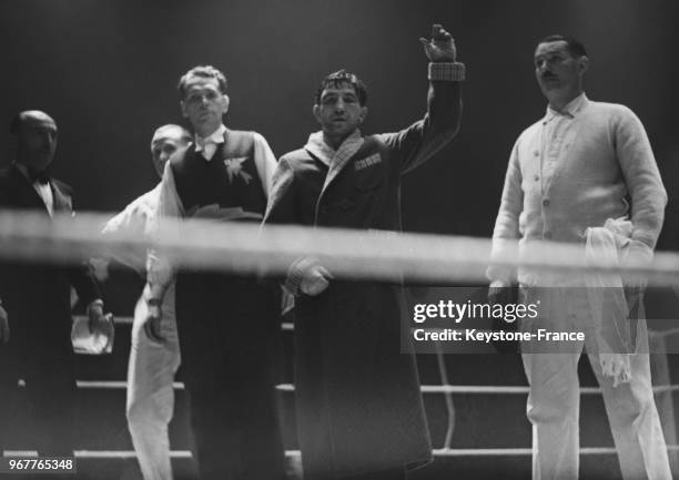 Le boxeur français Humery, vainqueur du combat, remercie la foule au Palais des Sports, à Paris, France le 26 février 1935.