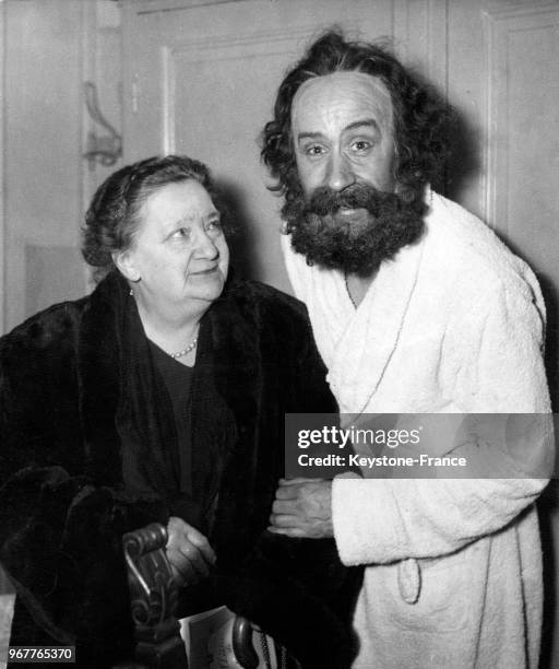 Le comédien Pierre Dux interprète le personnage de Karl Marx dans la pièce 'Das Kapital' en présence de sa mère au Théâtre de Paris le 29 janvier...