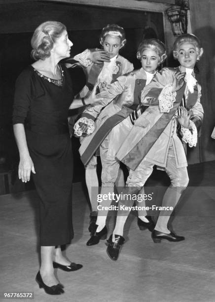 La metteuse en scène autrichienne Margherita Wallmann dirige les danseurs lors de la répétition du 'Bal Masqué' de Verdi à l'Opéra de Paris le 14...