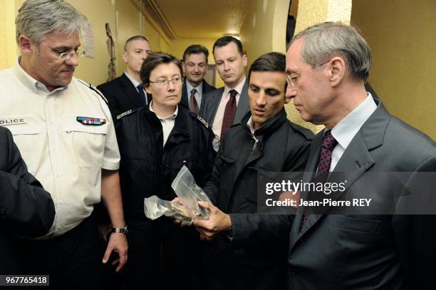 Claude Guéant dans unHall d'immeuble d'une cité le 20 juin 2010 à Sevran, France.