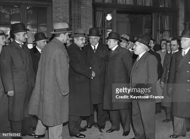 De retour de Genève, Pierre Laval est accueilli par de nombreuses personnalités à la Gare de Lyon à Paris, France le 18 avril 1935.