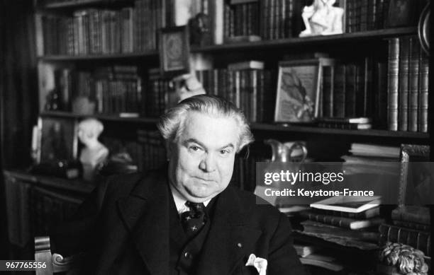 Léo Larguier, nouveau membre de l'académie Goncourt, dans son bureau bibliothèque à Paris, France, le 27 mai 1936.