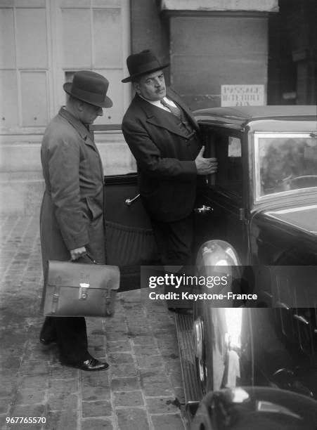 Edouard Herriot monte en voiture à sa sortie du Quai d'Orsay après le conseil, à Paris, France le 22 octobre 1935.