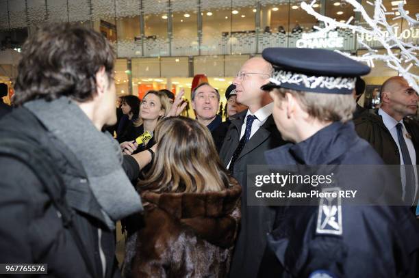 Le ministre de l'Intérieur Claude Guéant au marché de Noël du centre d'affaires Paris le 14 décembre 2011.