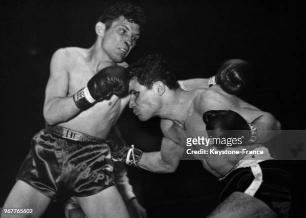Le boxeur Papy Gault est battu sur le ring lors d'un match par Robert Cohen au Palais des Sports le 16 avril 1953 à Paris, France.