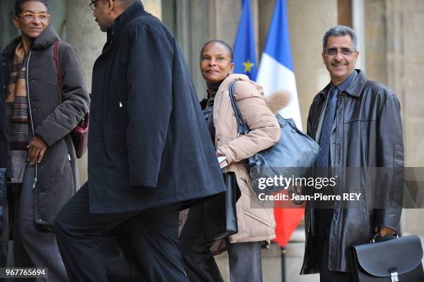 Nicolas Sarkozy reçoit les présidents des collectivités locales et les parlementaires des départements d'outre-mer à l'Elysée Paris le 19 février...