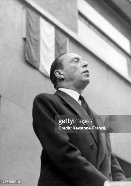 Discours du comédien et metteur en scène Louis Jouvet lors de la cérémonie d'inauguration d'une plaque à la mémoire du dramaturge Jean Giraudoux à...