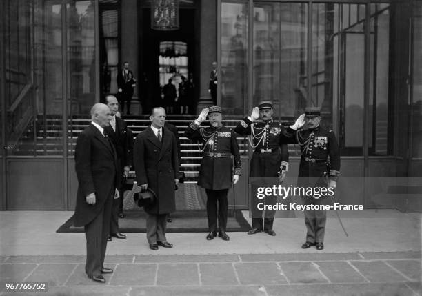 Sa sortie de l'Elysée, le Roi Georges, à droite, entre Monsieur de Fouquières et le Général Braconnier, à Paris, France le 16 novembre 1935.