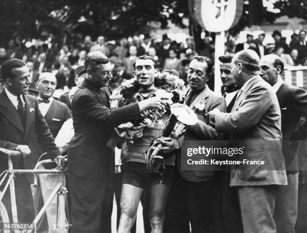 Antonin Magne, vainqueur du 'Critérieum d'Europe cycliste' reçoit ses trophées dans les jardins des Tuileries, à paris, France le 24 juin 1939.