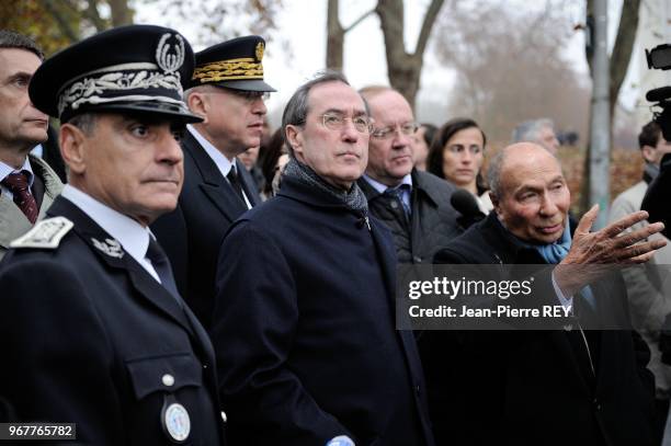 Claude Gueant alors ministre de l'intérieur avec Serge Dassault lors d'un déplacement à Cordeil Essonne le 24 novembre 2011.