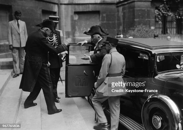 Le Maréchal Franchet d'Espérey monte dans sa voiture pour se rendre à l'Académie française, à Paris, France le 20 juin 1935.