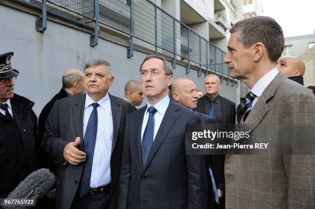 Le ministre de l'Intérieur Claude Guéant s'est rendu aujourd'hui au Raincy pour voir les plans du nouveau commissariat et à St Ouen en compagnie du...