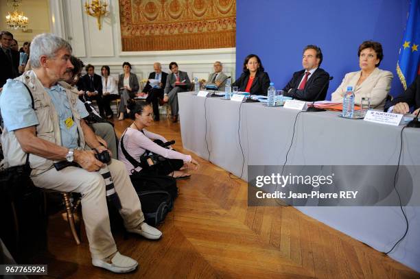 La ministre de la Santé Roselyne Bachelot rassemblait sept ministres ou secrétaires d'Etat du gouvernement place Beauvau dont Brice Hortefeux, Luc...