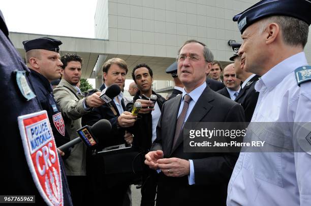 Claude Guéant viste le commissariat de police le 20 juin 2010 à Mante la Jolie, France.