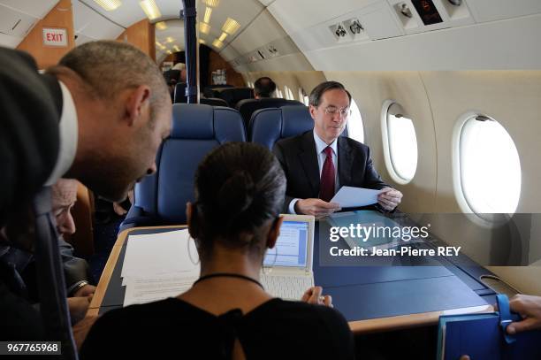 Claude Guéant dans l'avion du ministère de l'intérieur lors d'un déplacement à Marseille le 24 juin 2010 à Paris, France.
