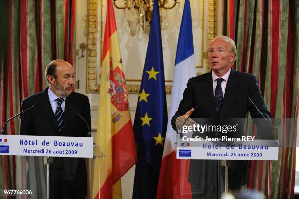 Le Ministre de l'Intérieur reçoit son homologue espagnol Alfredo Perez RUBALCABA place Beauvau Paris le 26 aout 2009.