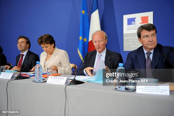 La ministre de la Santé Roselyne Bachelot rassemblait sept ministres ou secrétaires d'Etat du gouvernement place Beauvau dont Brice Hortefeux, Luc...