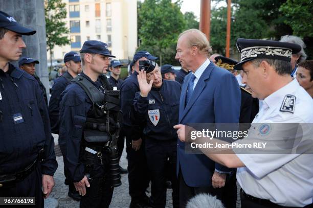 Brice Hotefeux aprés sa prise de fonction comme ministre de l'intérieur a effectué son premier déplacement au commissariat d'Orly ville au pied d'une...