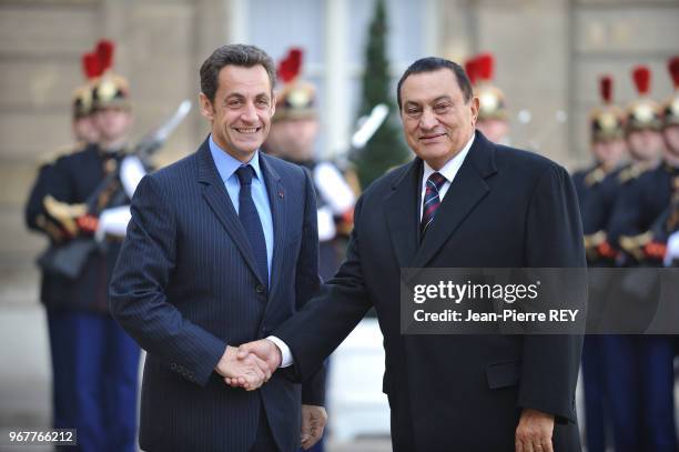 Mohammed Hosni Moubarak est reçu au Palais de l?Élysée par Nicolas Sarkozy le 22 janvier 2007 à Paris, France.