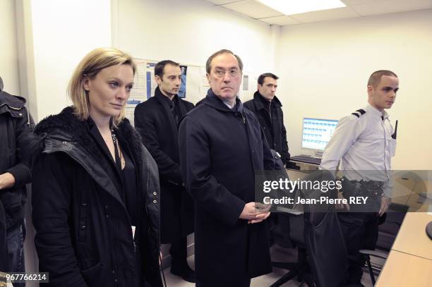 Le ministre de l'Intérieur Claude Guéant rencontre les policiers du commissariat du centre d'affaire Paris le 14 décembre 2011.