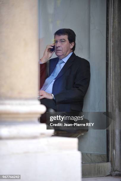 Xavier Darcos au téléphone à la fin du conseil des ministres le 19 décembre 2008 à Paris, France.