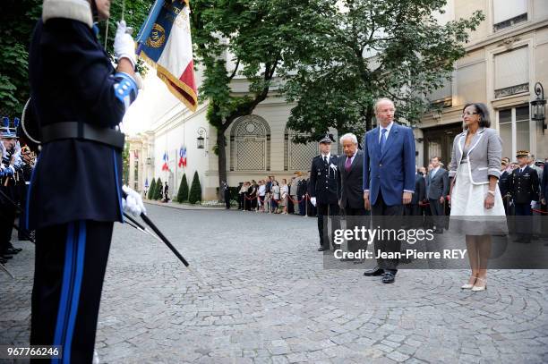 Passation de pouvoir Place Beauvau Michèle Alliot-Marie cède sa place à Brice Hortefeux comme ministre de l'intérieur Paris le 24 juin 2009.