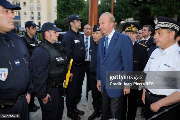 Brice Hotefeux aprés sa prise de fonction comme ministre de l'intérieur a effectué son premier déplacement au commissariat d'Orly ville au pied d'une...