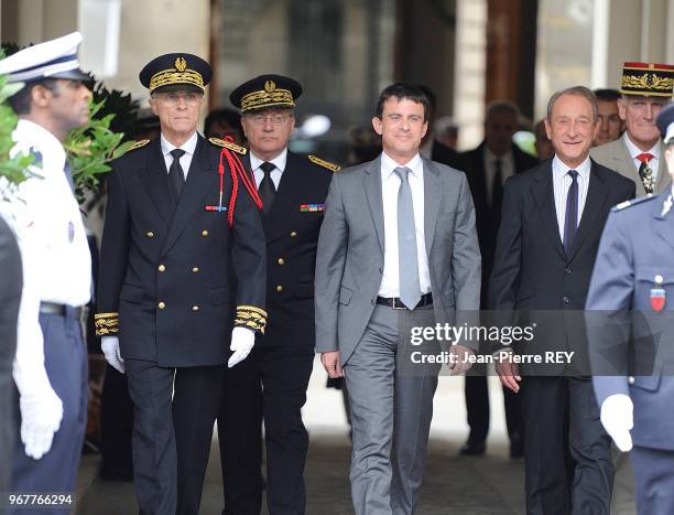 Le ministre de l'Intérieur Manuel Valls a procédé à l'installation de M. Bernard Boucault, préfet à la préfecture à Paris le 26 juin 2012, France.