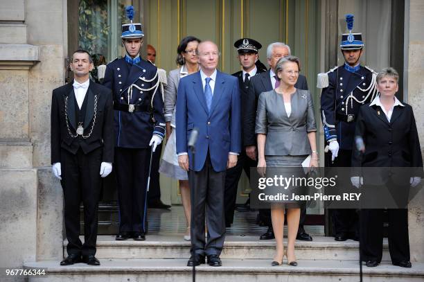 Michèle Alliot-Marie cède sa place à Brice Hortefeux comme ministre de l'intérieur le 24 juin 2009 à Paris, France.