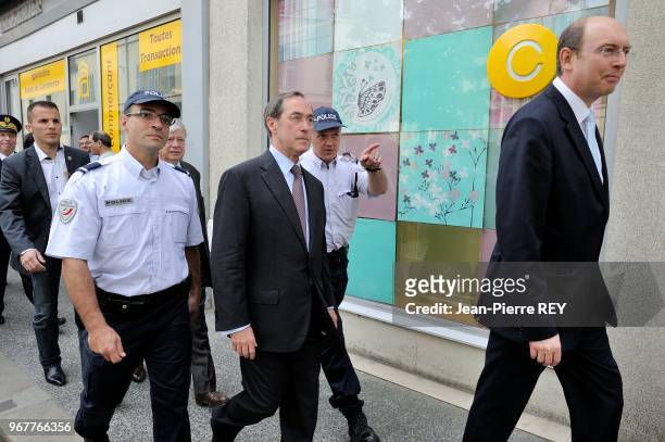 Claude Guéant dans la rue avec des policiers le 20 juin 2010 à Sevran, France.