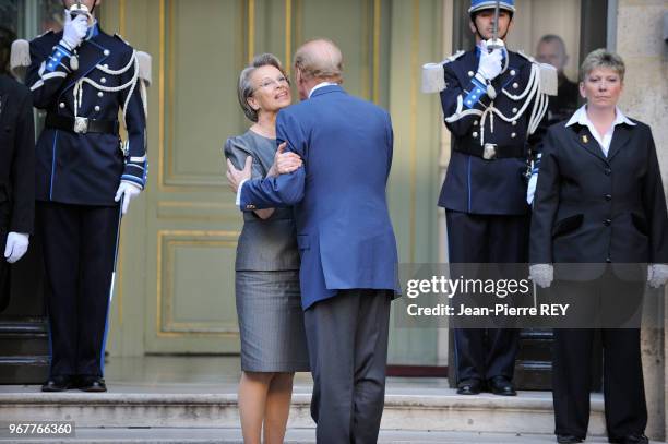 Michèle Alliot-Marie cède sa place à Brice Hortefeux comme ministre de l'intérieur le 24 juin 2009 à Paris, France.