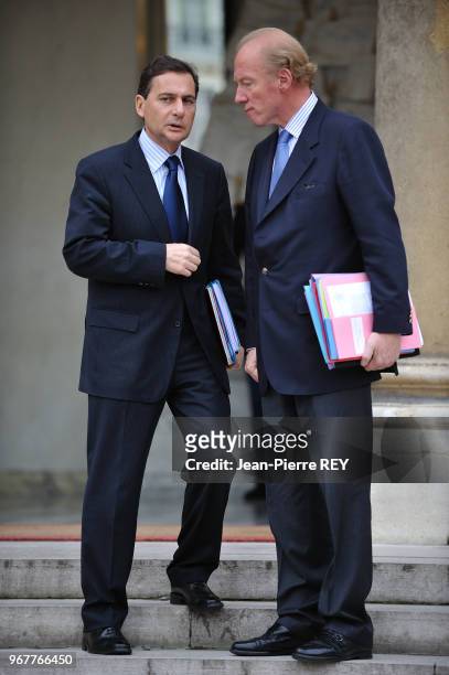 Brice Hortefeux et Eric Besson à la sortie du conseil des ministres à l'Elysée le 28 janvier 2009 à Paris, France.