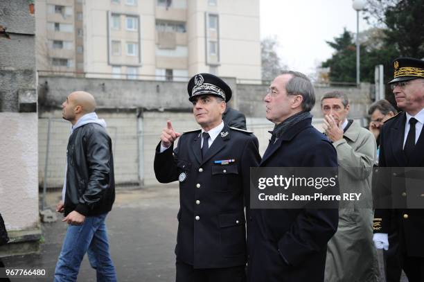 Le ministre de l'Intérieur Claude Guéant et Frederic Pechenard traversent à pied la cité sensible Corbeil le 24 novembre 2011.