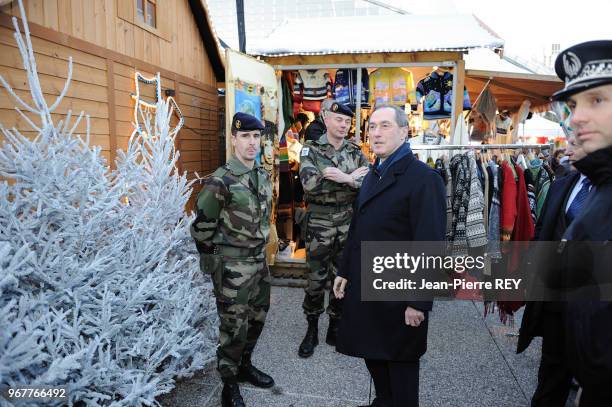 Le ministre de l'Intérieur Claude Guéant au marché de Noël le 14 décembre 2011, France.